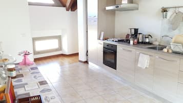 Geladeira, cooktop, cafeteira/chaleira