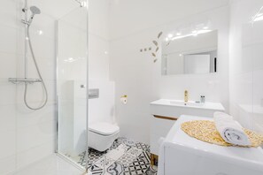Comfort Apartment | Bathroom | Shower, hair dryer, soap, shampoo - ShortStayPoland Plac Mirowski (Warsaw)