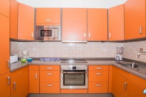 Een koelkast, een microgolfoven, een oven, een kookplaat