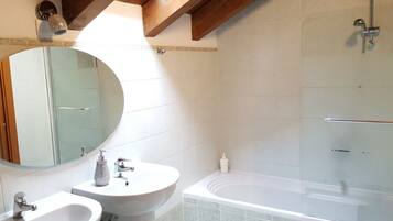 Duschwanne, Haartrockner, Bidet