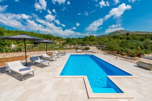 Outdoor pool, pool umbrellas, sun loungers - Villa Pizzelli (Dubrovnik)