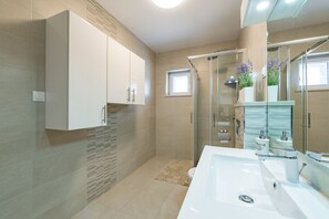 Villa | Bathroom | Shower, rainfall showerhead, free toiletries, hair dryer - Villa Pizzelli (Dubrovnik)