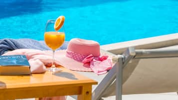 Piscine extérieure, parasols de plage, chaises longues