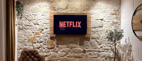 Departamento estándar | Área de sala de estar | Televisión de 100 pulgadas con canales vía satélite