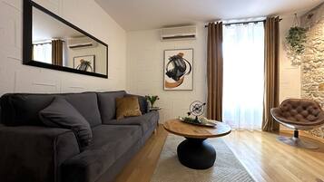 Apartemen Standar | Area keluarga | Televisi 100-inci dengan saluran TV satelit