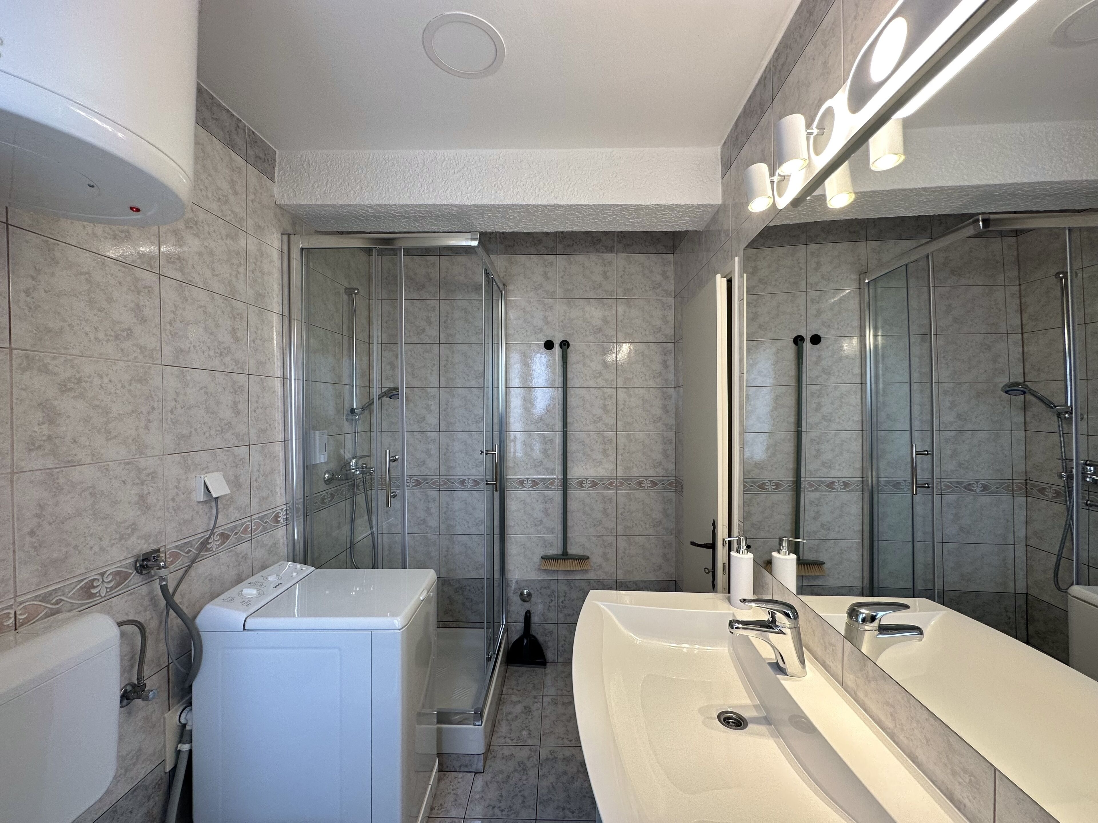 Apartamento standard | Banheiro | Secador de cabelo, sabonete, shampoo, papel higiênico