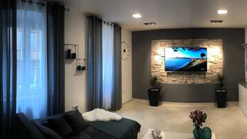 Apartemen Standar | Area keluarga | Televisi plasma 102-inci dengan saluran TV satelit dan TV