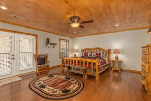 4 habitaciones, tabla de planchar con plancha y cuna de viaje 