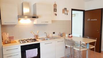 Kühlschrank, Mikrowelle, Ofen, Wasserkocher mit Kaffee-/Teezubehör