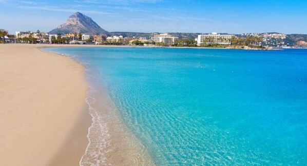 In Strandnähe, Liegestühle, Strandtücher