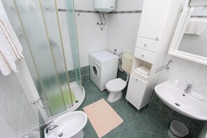 Apartment, 2 Bedrooms, Non Smoking | Bathroom | Shower, hair dryer, bidet, towels
