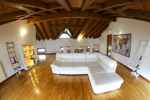 Single Room Shared Bathroom in Donizetti Royal Attic