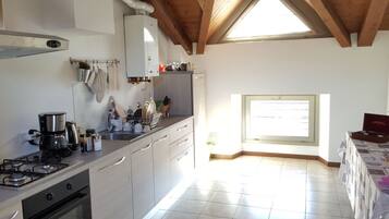 Frigorifero, microonde, forno, macchina per tè/caffè