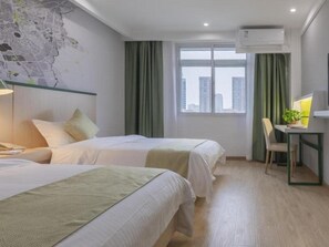 Habitación de hotel con dos camas, un escritorio con silla, un mapa en la pared y una ventana con cortinas.