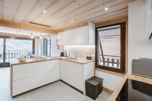 Wasserkocher mit Kaffee-/Teezubehör, Kühlschrank, Mikrowelle, Ofen
