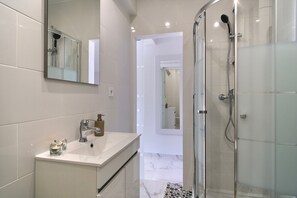 Bathroom - Premium w terrace. 2 min 2 beach, 90 sqm, Algarve (Quarteira)