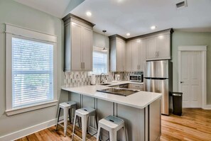 Geladeira, micro-ondas, fogão, cooktop