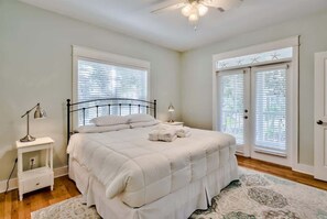 2 makuuhuonetta, silitysrauta/-lauta, ilmainen Wi-Fi, vuodevaatteet