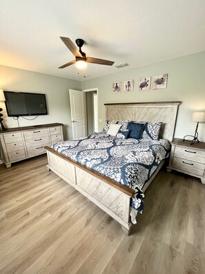 6 bedrooms, desk, iron/ironing board, travel cot