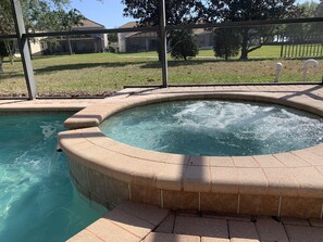 Utendørsbasseng og et oppvarmet basseng