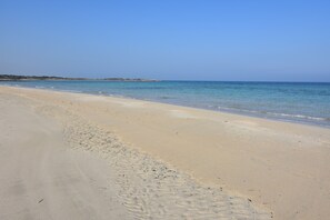 Chaises longues, serviettes de plage