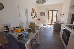 Réfrigérateur, un four, surface de cuisson, bouilloire électrique