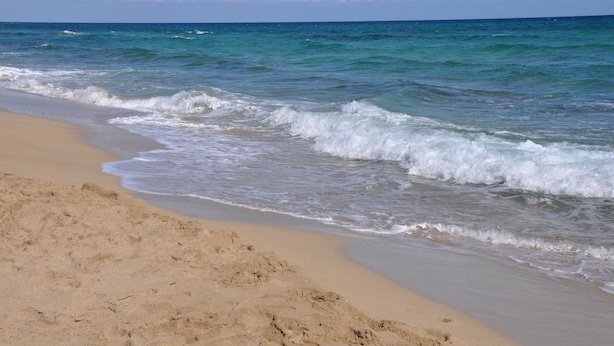 A beach with clear blue water and a sandy shore. - Mela  Masseria Giulio (Masseria Don Giulio Francavilla Fontana)