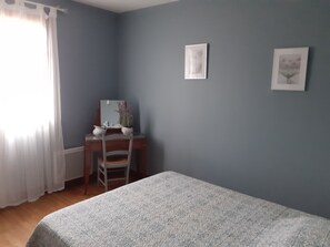 3 habitaciones, tabla de planchar con plancha y cuna de viaje 