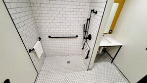 Rom – deluxe, 1 kingsize-seng, tilgjengelighetstilpasset, ikke-røyk | Bad | Håndklær