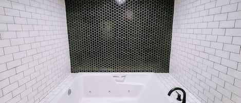 Einzelzimmer, 1 King-Bett, Nichtraucher, Whirlpool | Badezimmer
