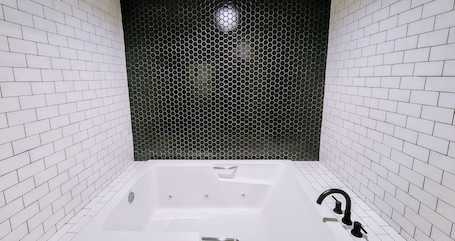 Quarto solteiro lua de mel, 1 cama King, para não fumantes, banheira de hidromassagem | Banheiro | Toalhas de banho . Bell Vista Motel