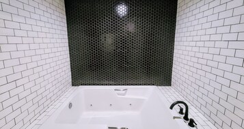 Honeymoon Single Room, 1 King Bed, Non Smoking, Jetted Tub | Bathroom | Towels