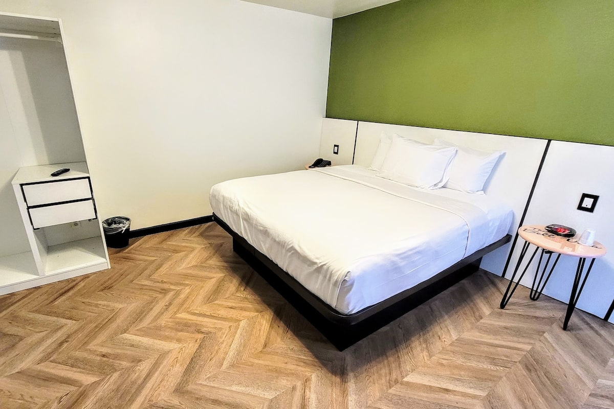 Deluxe Room, 1 King Bed, Accessible, Non Smoking | Premium bedding, free WiFi, bed sheets