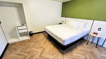 デラックス ルーム キングベッド 1 台 バリアフリー 禁煙 | 高級寝具、WiFi (無料)、ベッドシーツ