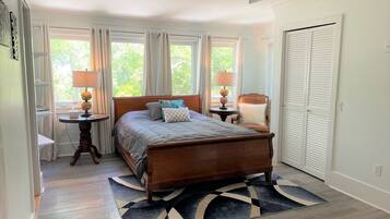 3 bedrooms, desk, iron/ironing board, travel crib