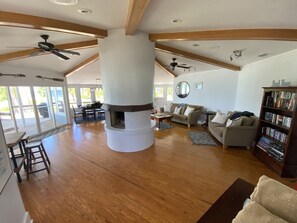 Una Smart TV, un reproductor de DVD, libros, una videoteca