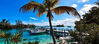 Hope Town's Top Rental: Beachfront sunsets, AC, free boat dock, & close to town!