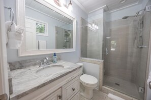 Chuveiro/banheira combinados, secador de cabelo, toalhas de banho 