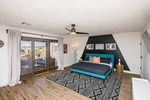 4 bedrooms, desk, iron/ironing board, WiFi - Trendy Getaway + Pool, Spa, Game Room, Views (Lake Havasu City)