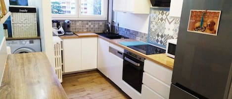 ثلاجة، ميكروويف، فرن، موقد طهي مسطح