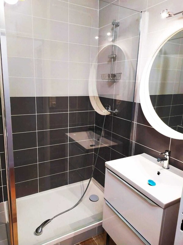 Dusche, Haartrockner, Handtücher, Seife