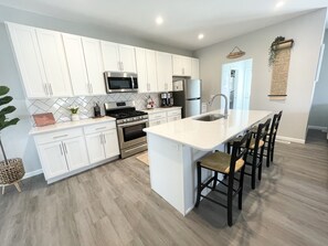 冰箱、微波炉、烤箱、炉灶