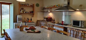 Een koelkast, een magnetron, een oven, een vaatwasser