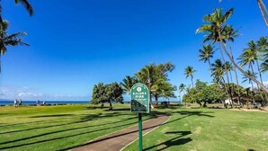 A sign for Kalama Park with a clear path leading to the park. - Island Surf Resort, breathtaking ocean view, in the heart of the action (Kihei)