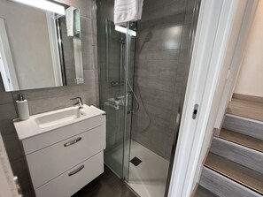 Shower, hair dryer, bidet, towels