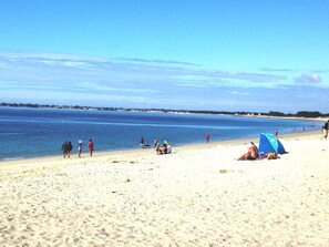 Nära stranden och solstolar