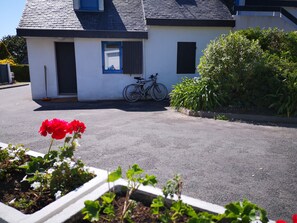 المنطقة المحيطة بالمنشأة