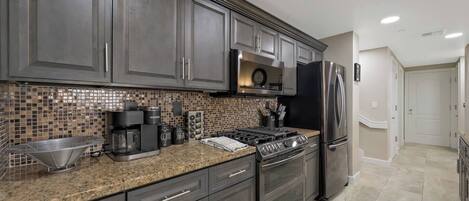 Frigorífico, microondas, horno y placa de cocina