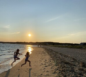 Plage à proximité, chaises longues, serviettes de plage