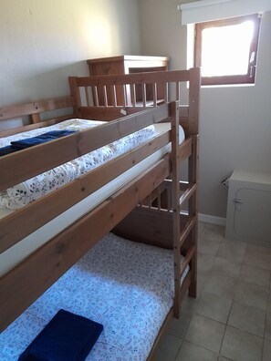 4 makuuhuonetta, silitysrauta/-lauta, ilmainen Wi-Fi, vuodevaatteet